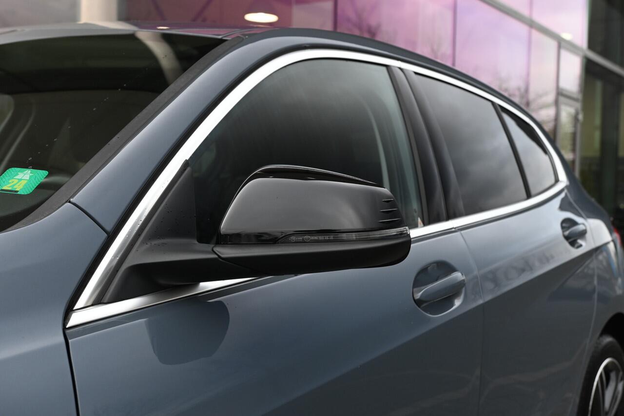 BMW 1-SERIE 118i Sport Line Automaat / Sportstoelen / LED / Live Cockpit Professional / Cruise Control