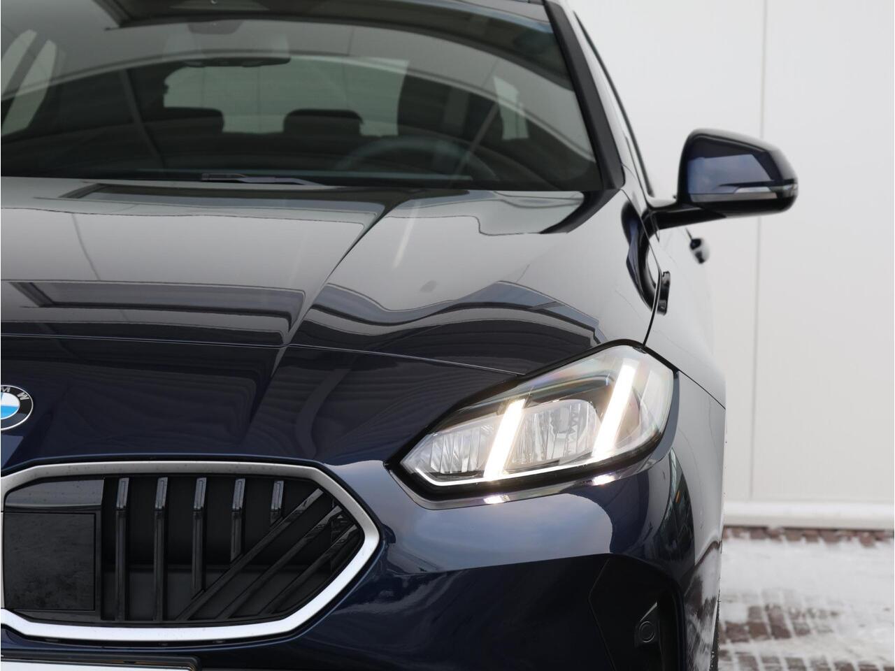 BMW 1-SERIE 120 M Sport Design Edition M Sportpakket/ Stuurwielrand verwarmd/ Achteruitrijcamera/ Getint Glas/ Sportstoelen/ Stoelverwarming/ Driving Assistant