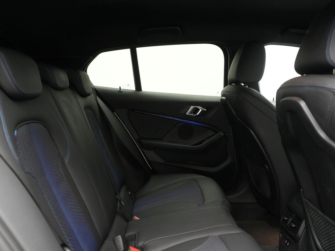 BMW 1-SERIE 120i M-Sport 179pk Dealer O.H. | Adaptive Cruise | Camera | LED Koplampen | Virtual | Apple Carplay | Sportstoelen & Stuur Verwarmd | Sfeerverlichting | Keyless | DAB |