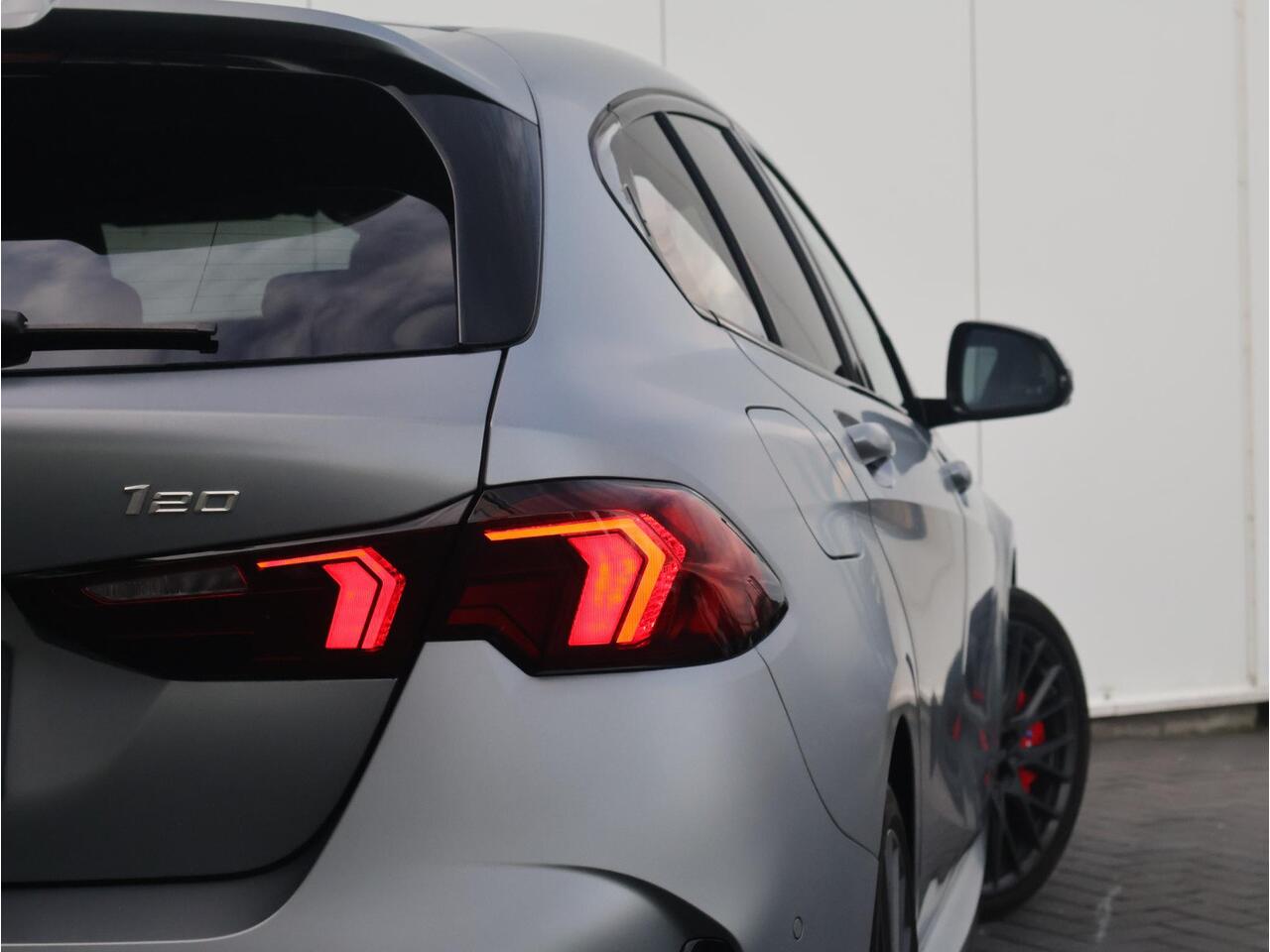 BMW 1-SERIE 120 M Sport Design Edition Individual Frozen Pure Grey metallic/ M Sportpakket Pro/ Stuurwiel verwarmd/ Comfort Access/ Panoramadak/ Head-Up/ Harman-Kardon/