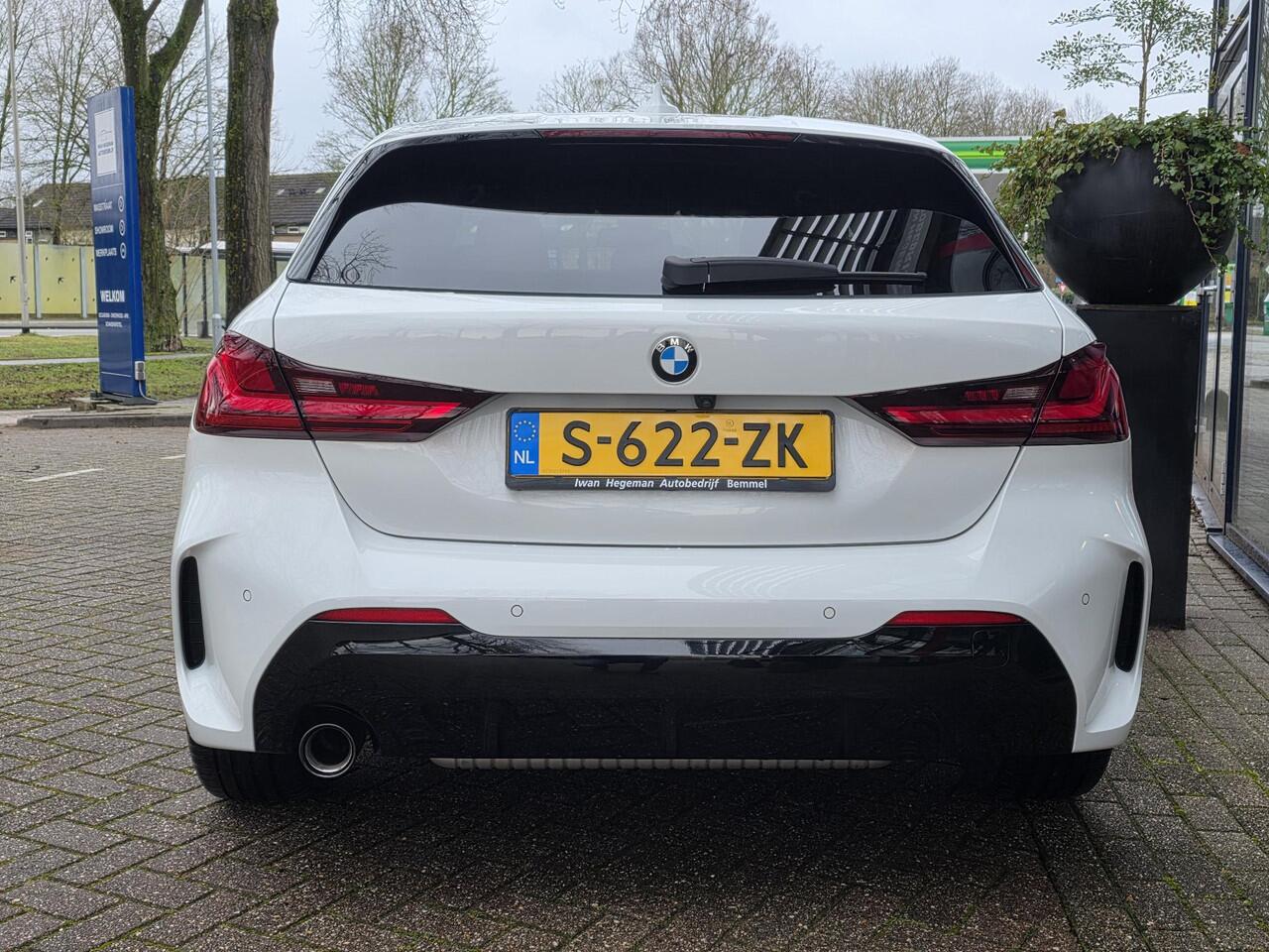 BMW 1-SERIE 118i M-SPORT | Navigatie | Stoelen + Stuur verwarmbaar | Cruise Control | Electr. achterklep | Climate Control