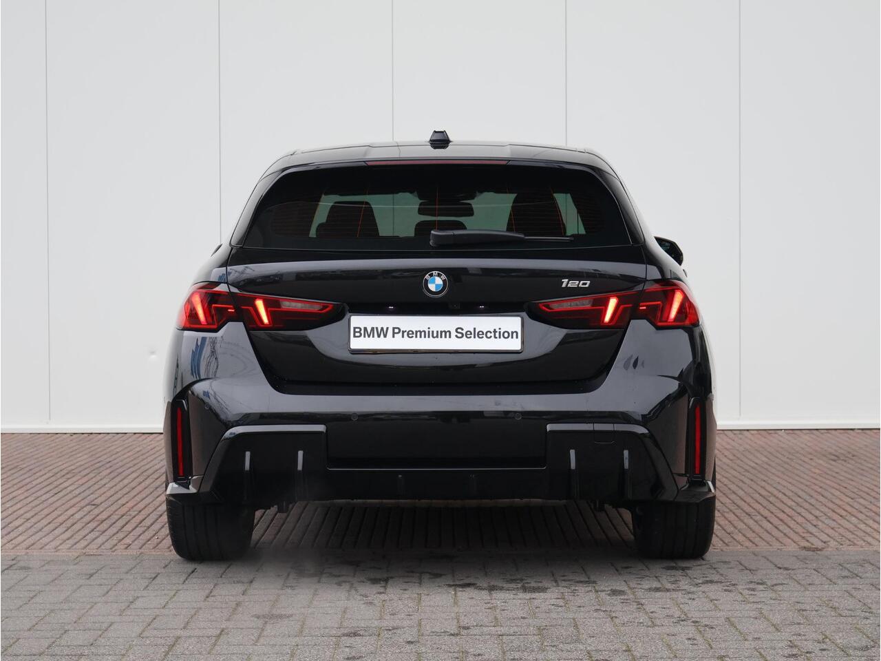 BMW 1-SERIE 120 M Sport /Camera/ Stoelverwarming/ Parkeersensoren voor én achter | 18" LM Y-Spaak | M Adaptief onderstel