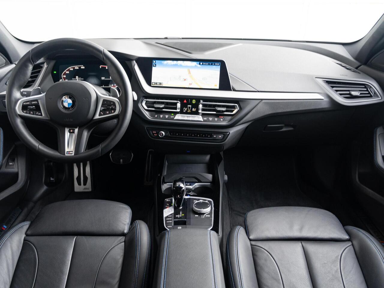 BMW 1-SERIE 5-deurs M135i xDrive | M Sportpakket | Innovation Pack | 18 inch | Stuurwielverwarming | Comfort Access | Elektrisch verstelbare stoelen | Head Up Display | HiFi