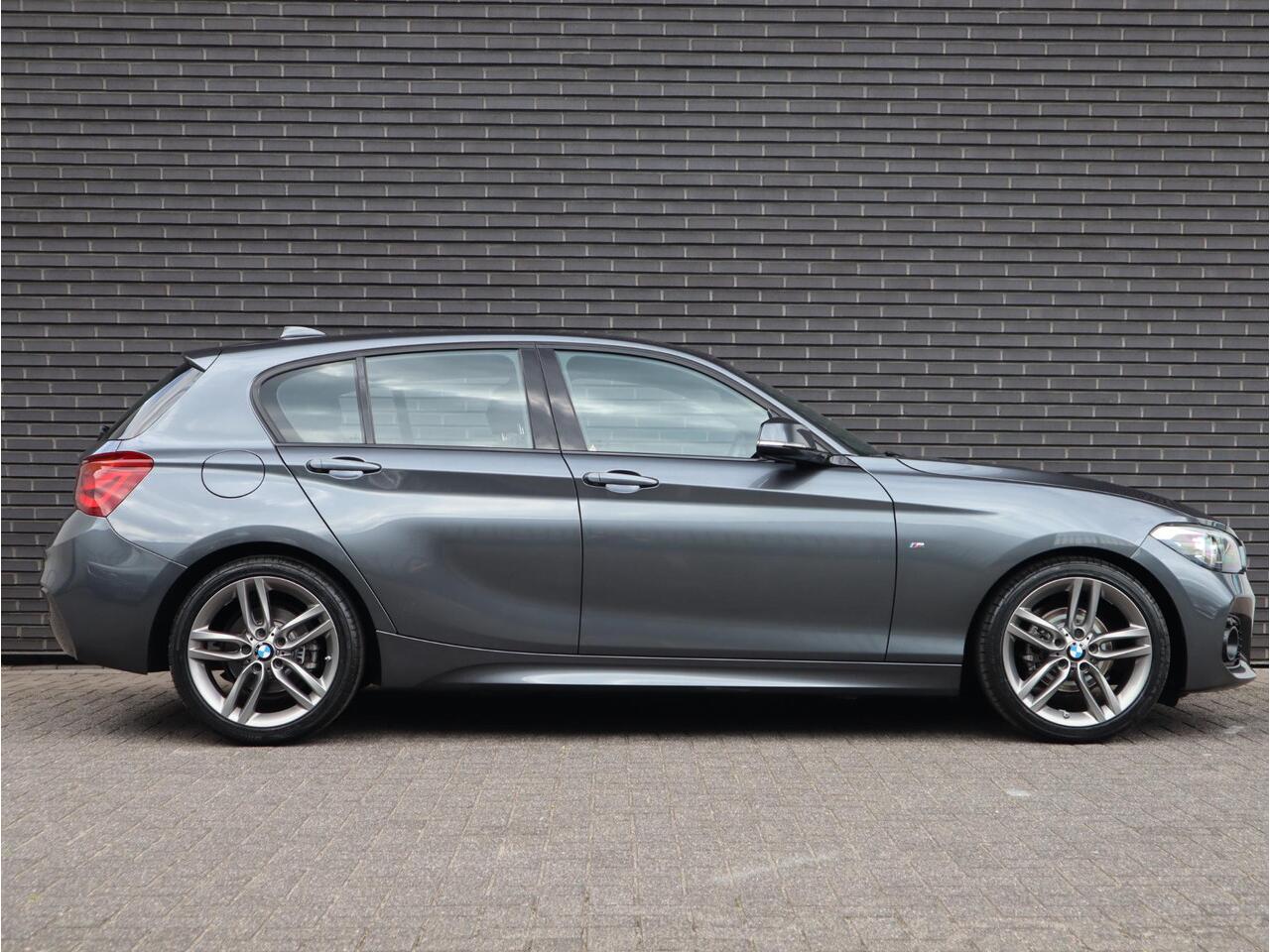 BMW 1-SERIE 118i High Executive M Sport Pakket Automaat 5 deurs / Navigatie Professional / Leder / 18 Inch / Shadow Line / Stoelverwarming / LED / Parkeersensoren voor+achter / Cruise Control / DAB / Lichtpakket