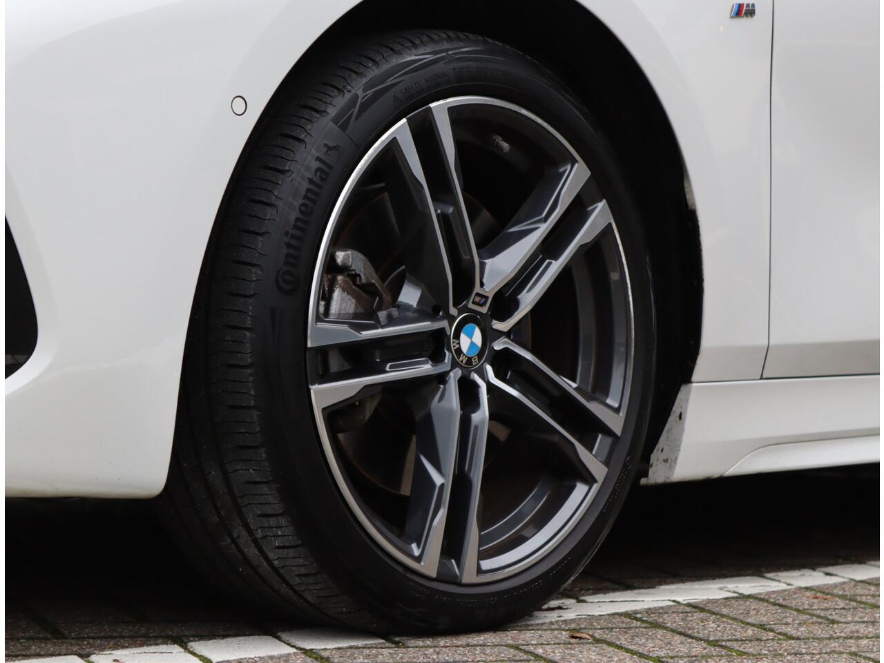 BMW 1-SERIE 120i M-sport | Parkeercamera | Keyless | Schaalstoelen