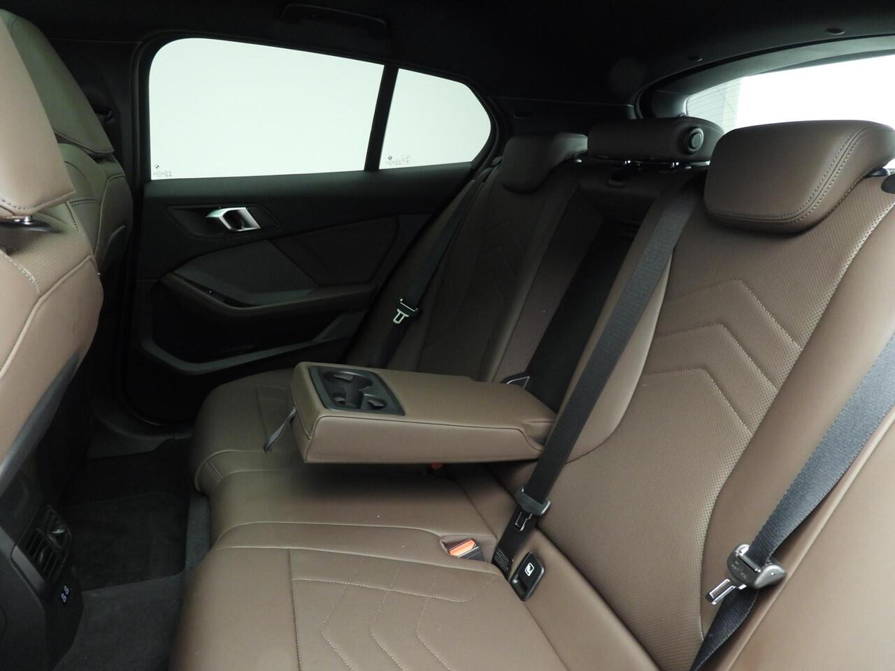 BMW 1-SERIE 5-deurs M135 xDrive | M-Sportpakket | LED | Leder | HUD | Schuifdak | Elektr. zetels | DAB | Harman-kardon sound | Alu 18 inch