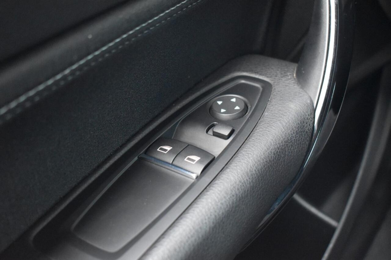 BMW 1-SERIE 116I SPORT LINE EDITION / NL AUTO / NAVI / PDC / SPORTSTOELEN