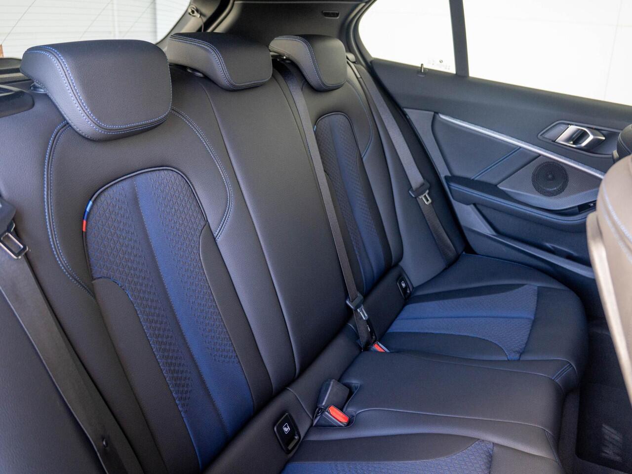 BMW 1-SERIE 116i | Executive | Parking Pack | Achteruitrijcamera | Stoelverwarming | PDC | LED | Cruise Control | 17''