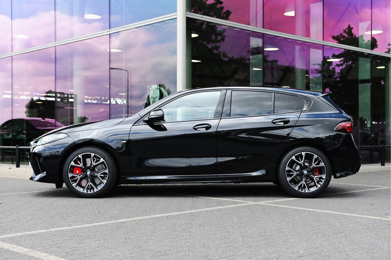 BMW 1-SERIE 120 M Sport Automaat / Sportstoelen / Adaptieve LED / M Adaptief onderstel / Comfort Access / Parking Assistant