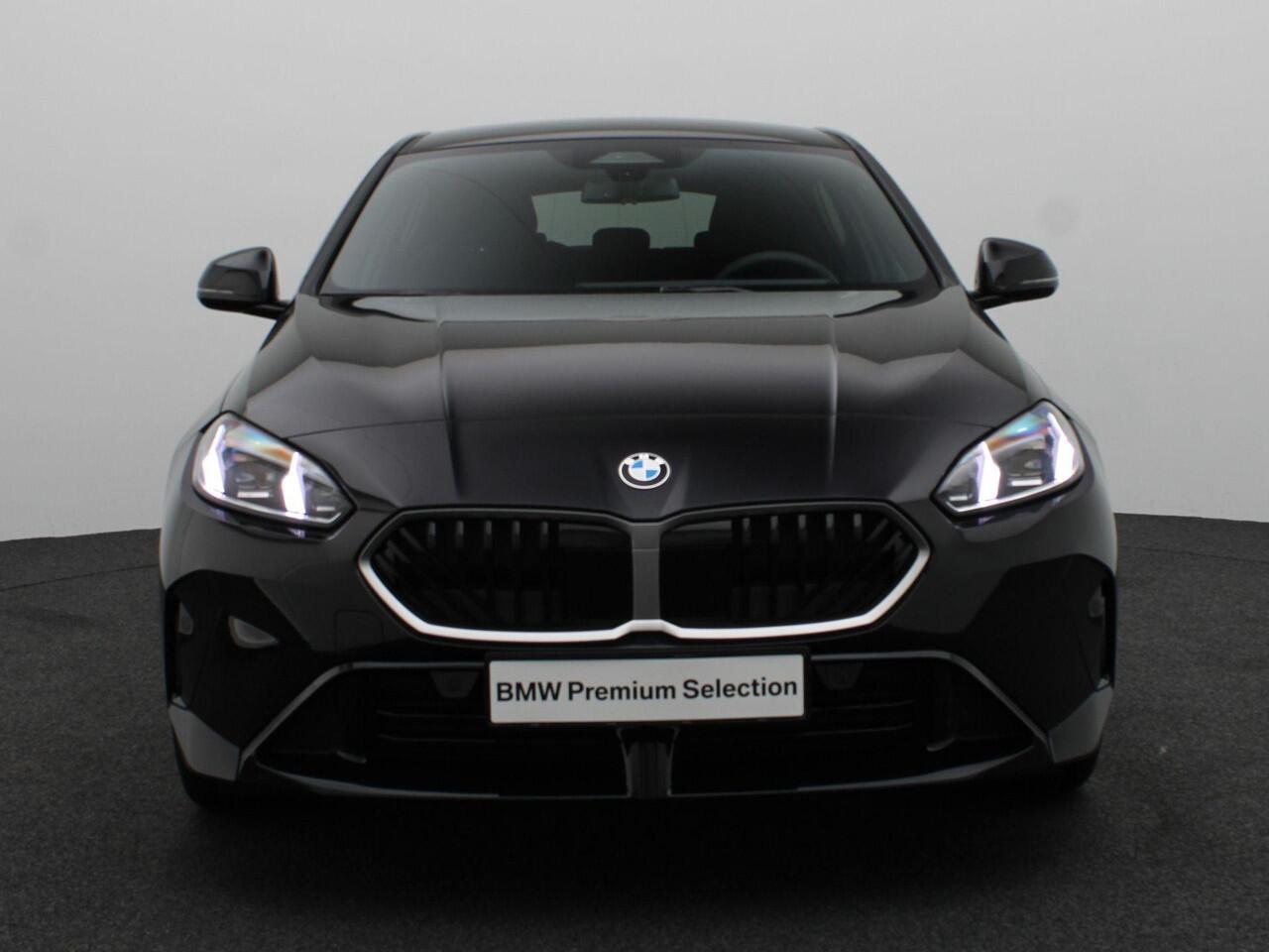 BMW 1-SERIE 120 M Sportpakket | Premium Pack | Stuurwielrand Verwarmd | Achteruitrijcamera | Driving Assistant | 19''