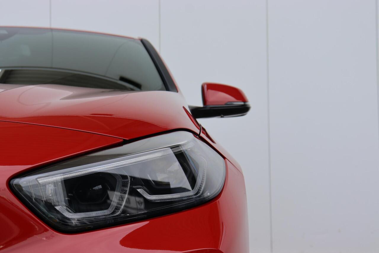 BMW 1-SERIE 118i M Sportpakket Pro/ Sportstoelen/ Stoelverwarming/ Cruise Control/ Getint Glas/ 19" LMV