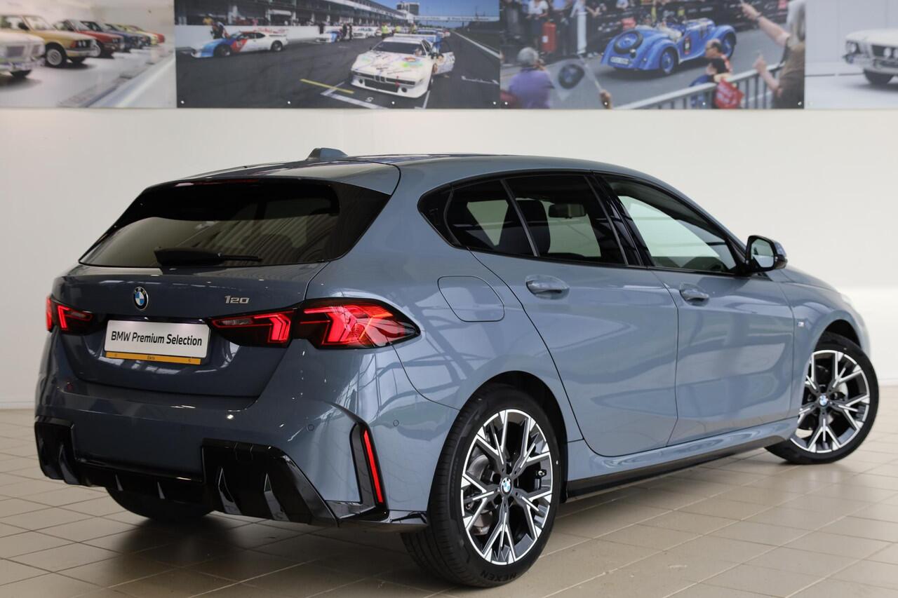 BMW 1-SERIE 120 | M Sportpakket | Innovation Pack | Live Cockpit Professional | Harman/Kardon | Trekhaak