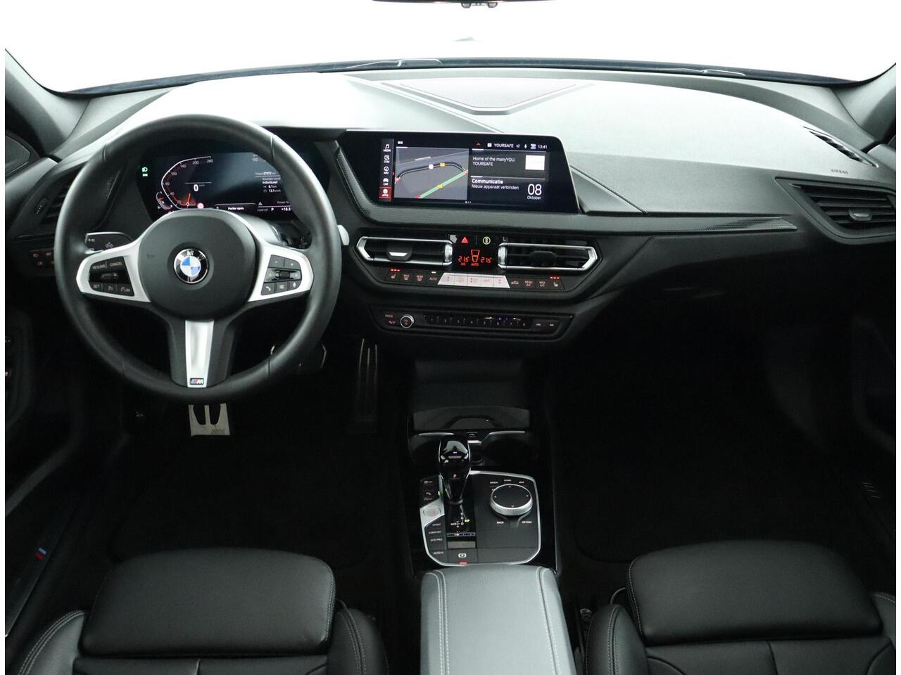 BMW 1-SERIE 118i | M Sportpakket | Panoramadak | Trekhaak