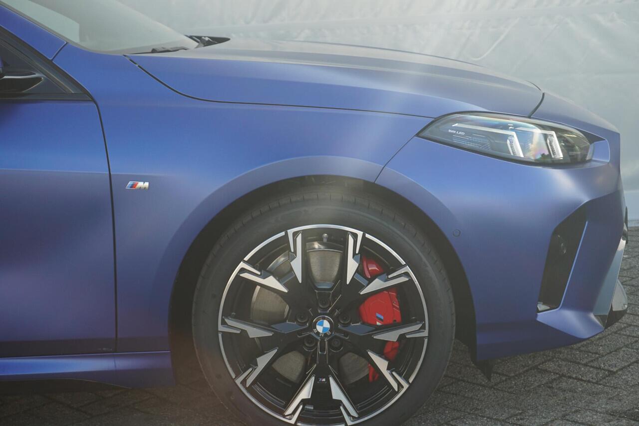 BMW 1-SERIE 123 xDrive M Sport Pro | Panoramadak / Head-up / Harman Kardon / Elektrische Stoelen met geheugen / Rondomzicht camera / Cruise control adaptief