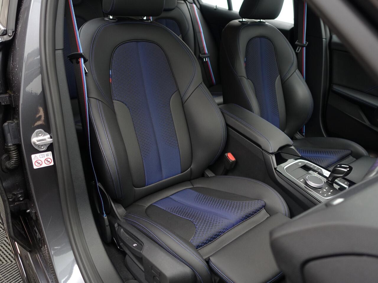 BMW 1-SERIE 118i M Sport Performance Aut- Carplay, Android Auto, Xenon Led, Sfeerverlichting, Stoelverwarming, Shadowline