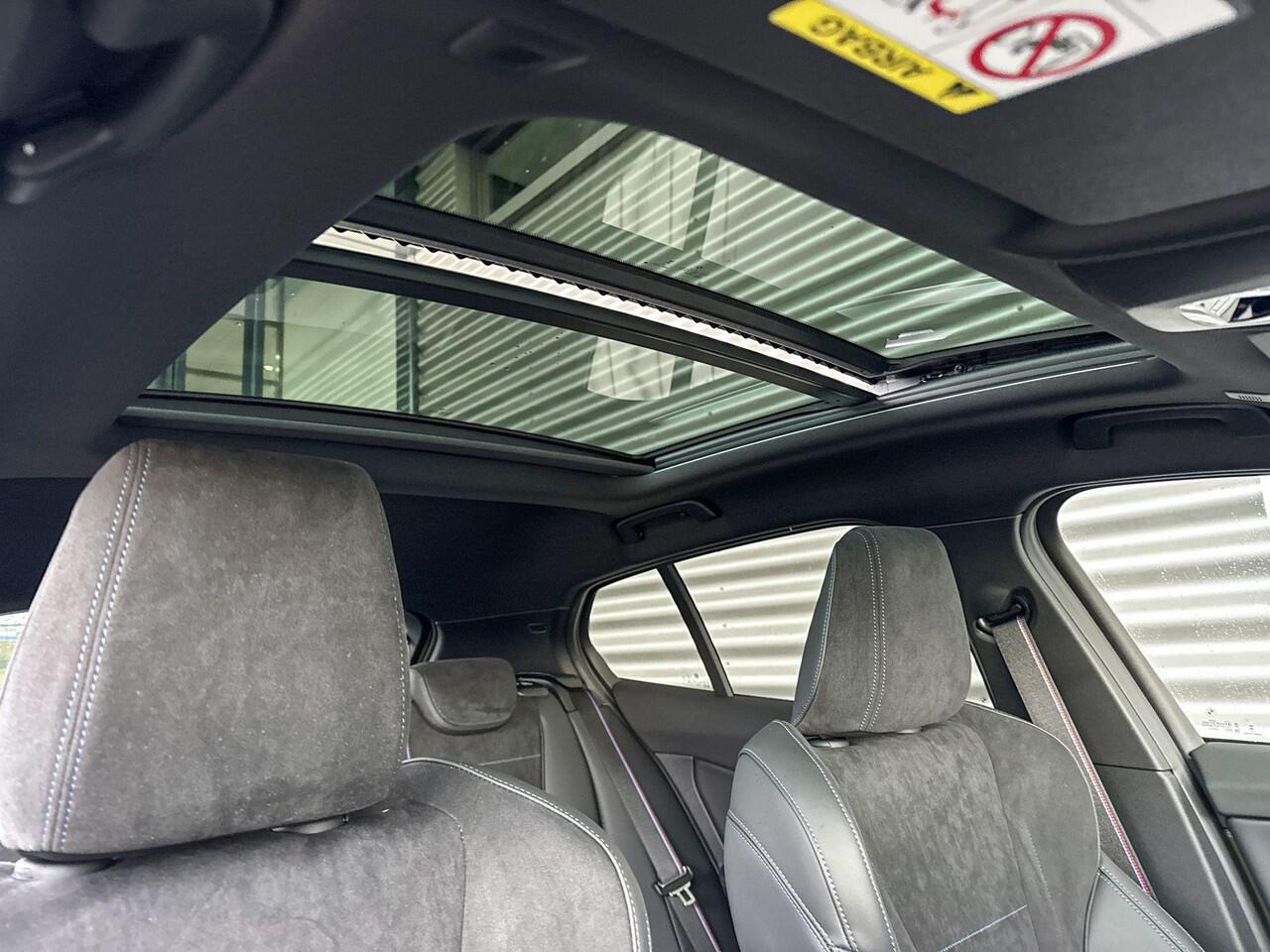 BMW 1-SERIE 120 M Sportpakket Pro / Innovation Pack / Harman Kardon / Glazen panoramadak / Stuur verwarmd