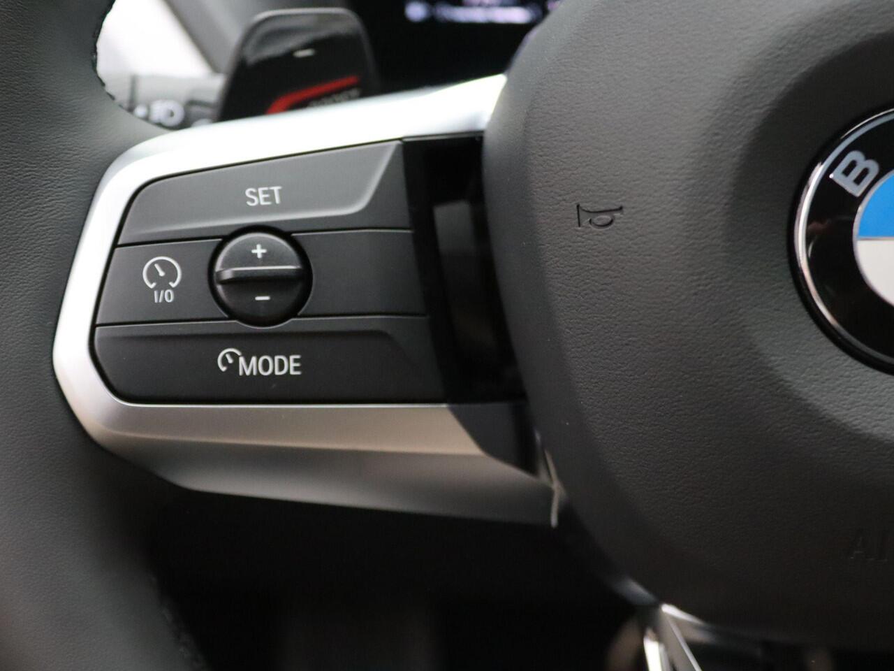 BMW 1-SERIE 120 M Sportpakket Pro | Premium Pack | Comfort Access | Achteruitrijcamera | Driving Assistant | Parking Assistant | Harman Kardon | 19''