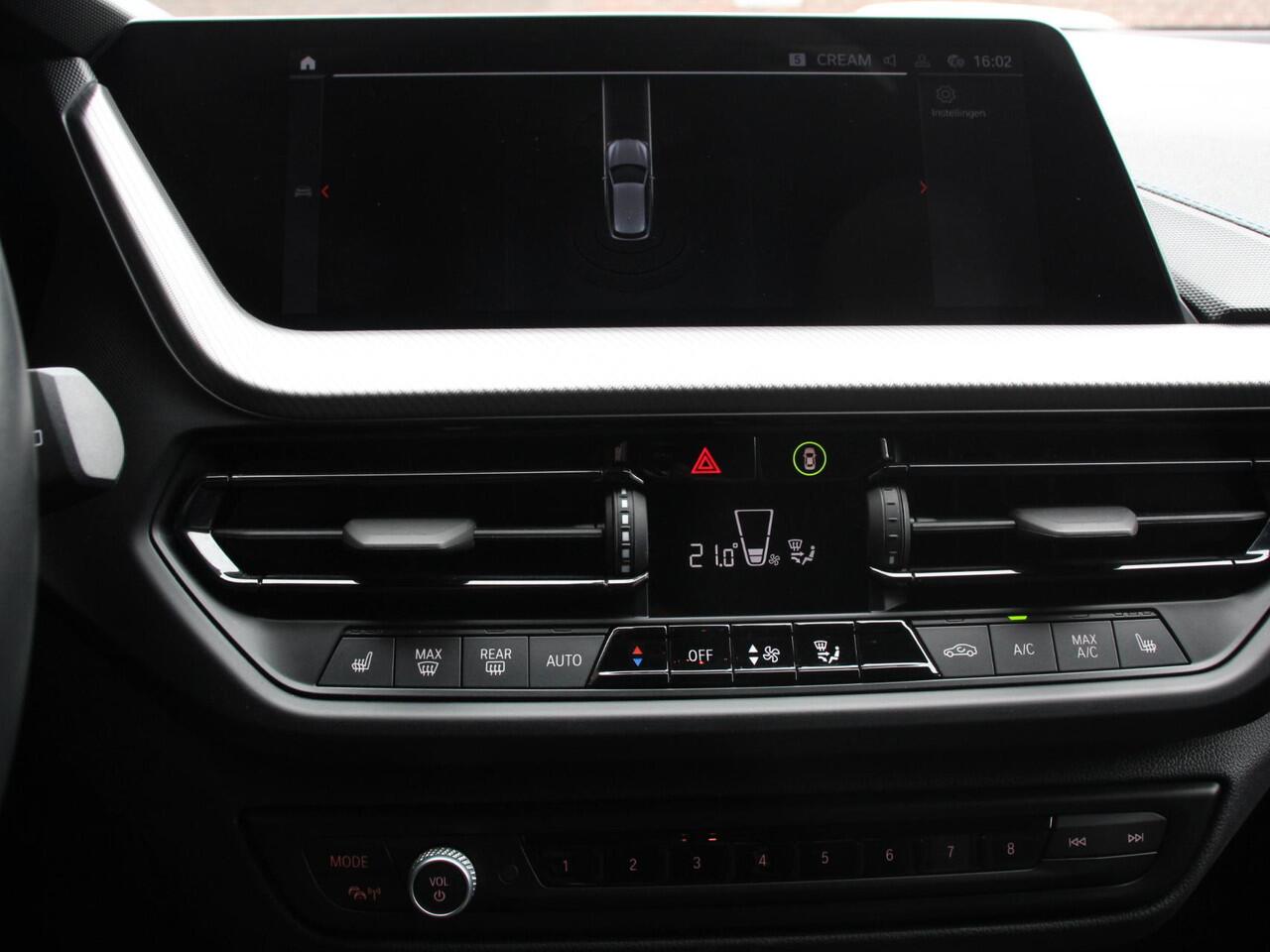 BMW 1-SERIE 118i M-Sport Climate Control Cruise control Stoelverwarming LED Parkeersensoren Apple carplay / Andriod auto Navigatie