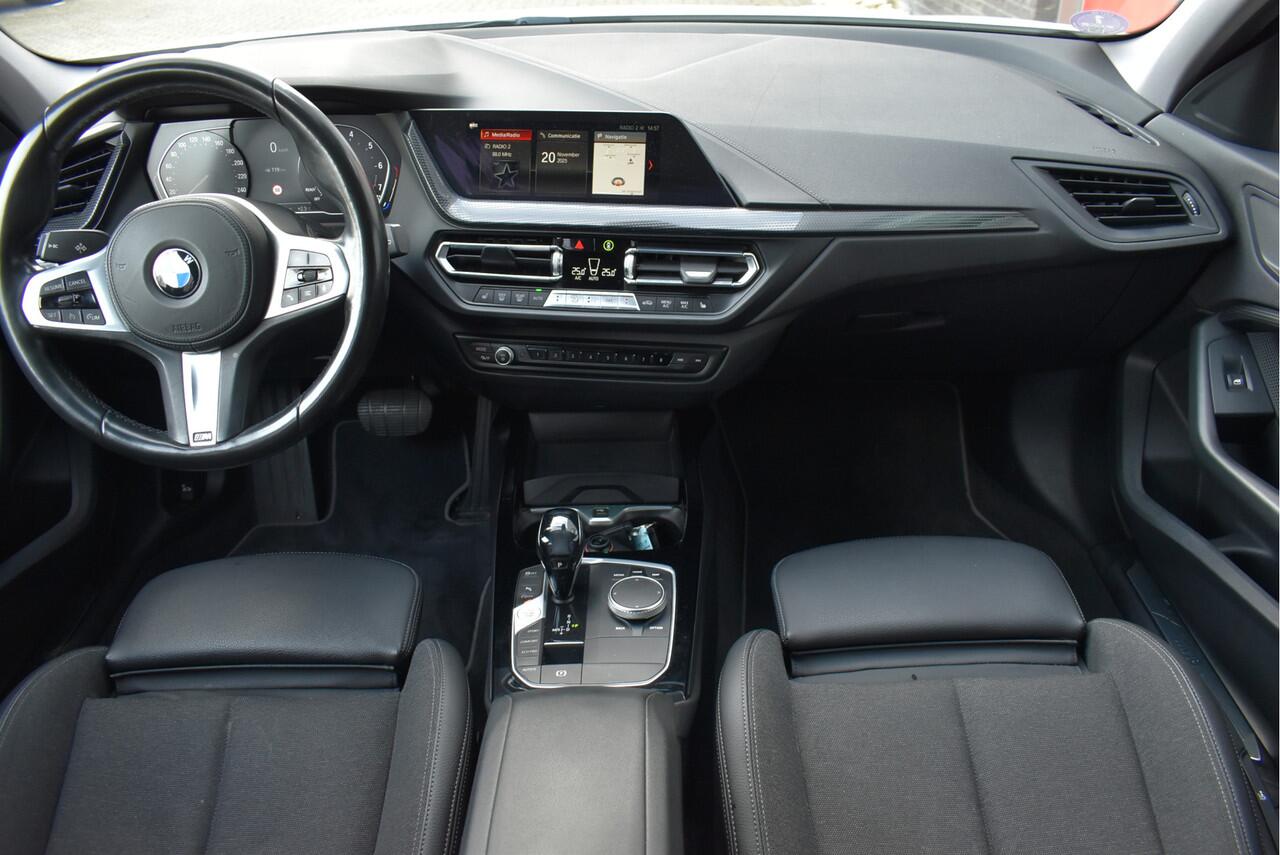 BMW 1-SERIE 118i Executive Sport Cruise, Afn.trekhaak, Stoelverwarming, PDC, Sfeer