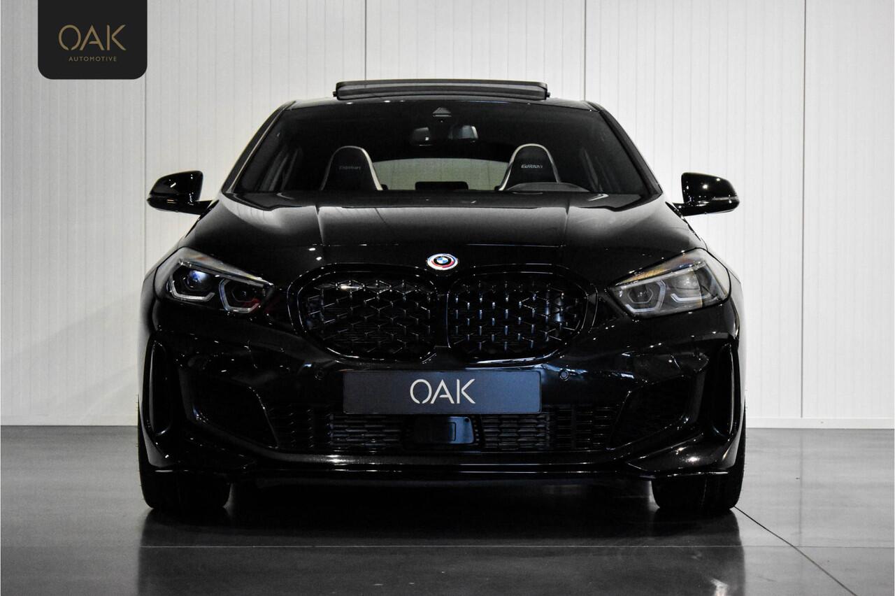 BMW 1-SERIE M135i xDrive | Live Cockpit | Panorama | Schaalstoelen | Memory | H&K | Head-Up | ACC | 19"LM | Saphire Zwart