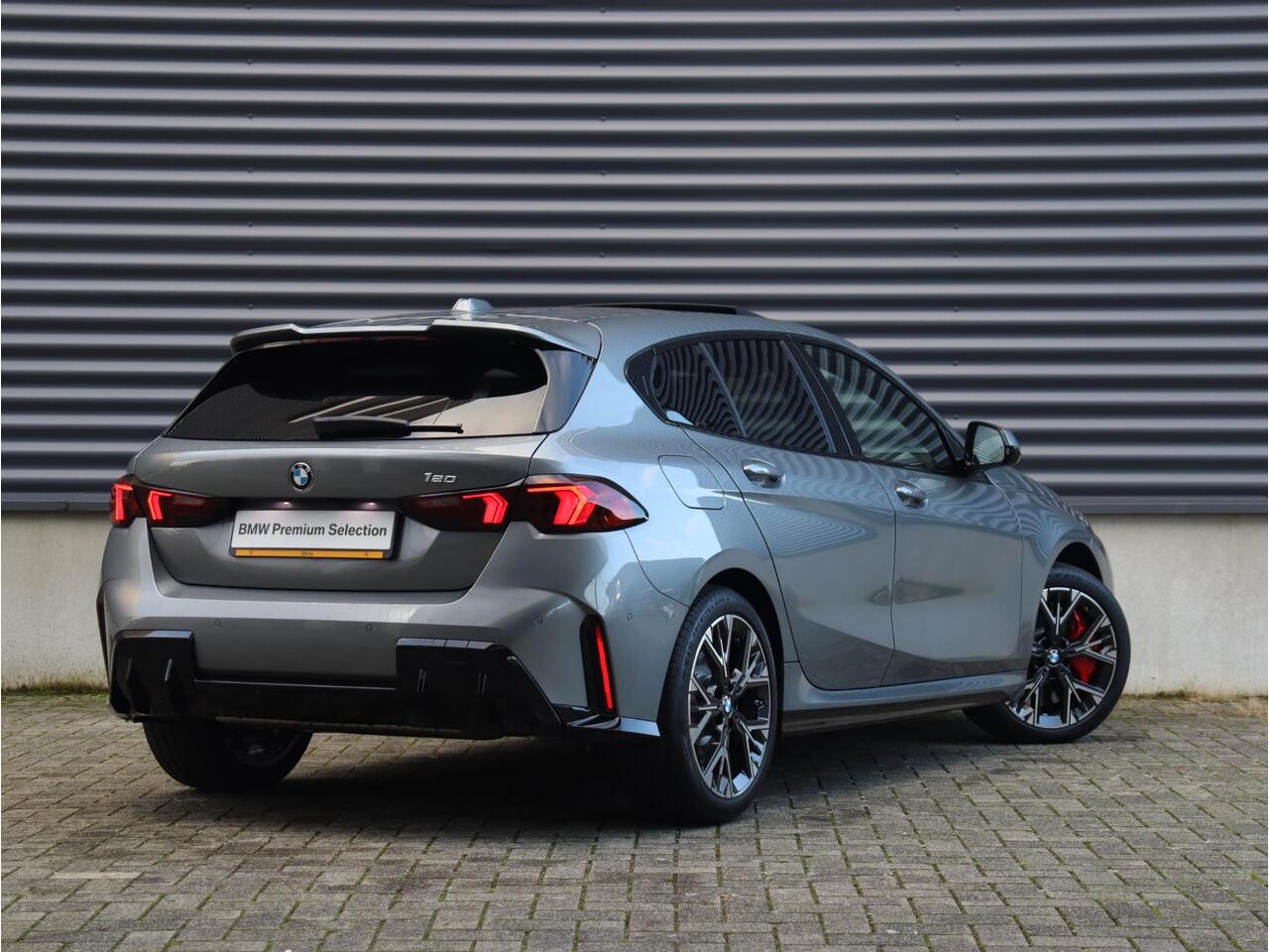 BMW 1-SERIE 5-deurs 120 | M Sportpakket Pro | Premium Pack | Panodak | Getint Glas | Comfort Access | Verwarmd Stuurwiel | Camera | 18'' LMV