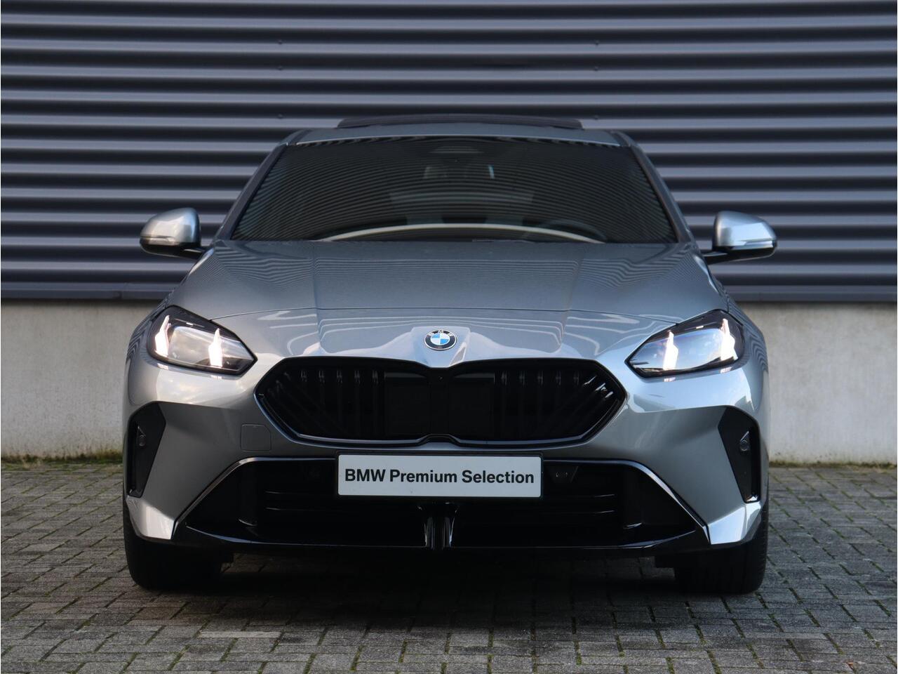 BMW 1-SERIE 5-deurs 120 | M Sportpakket Pro | Premium Pack | Panodak | Getint Glas | Comfort Access | Verwarmd Stuurwiel | Camera | 18'' LMV