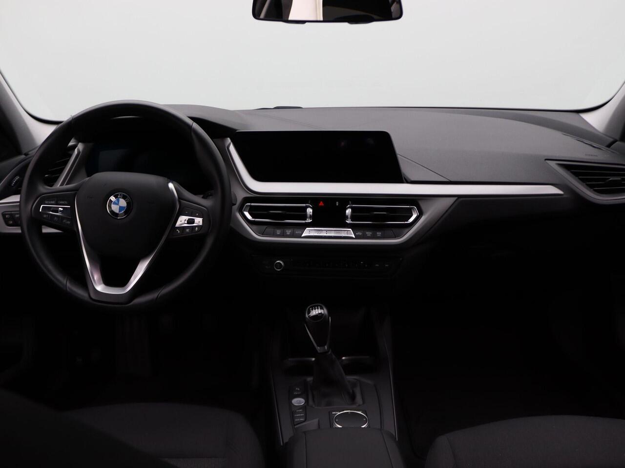 BMW 1-SERIE 5-deurs 118i Executive Edition | PDC | 16"