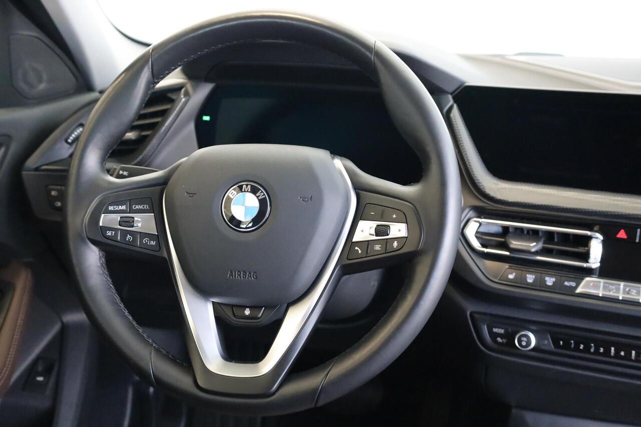 BMW 1-SERIE 118i | Comfort Access | Sportstoelen | Voorstoelen Verwarmd | Stuurverwarming | Driving Assistant | Head-Up Display