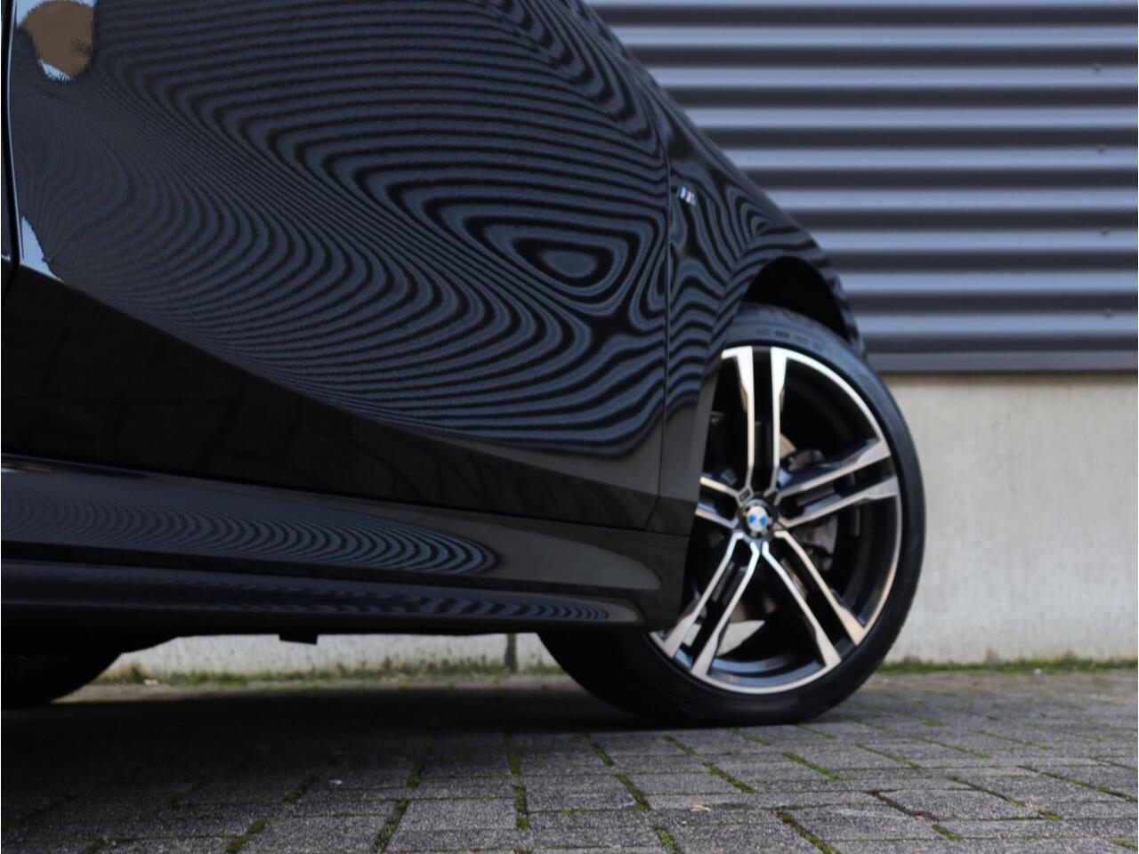 BMW 1-SERIE 118i | Executive | M Sportpakket | Panodak | HiFi | Apple Carplay | Stuurwiel Verwarming | 18'' LMV