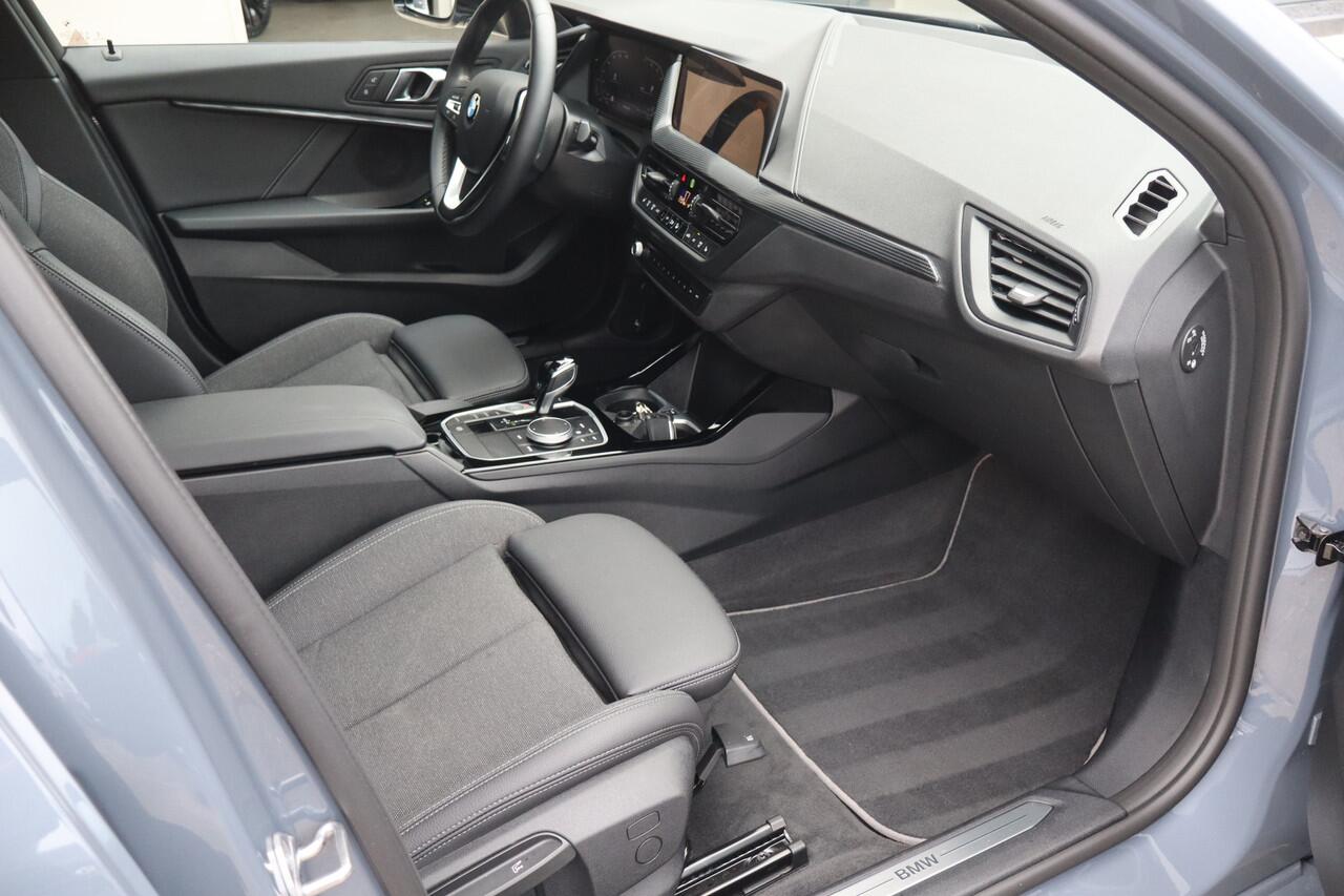 BMW 1-SERIE 118i Introduction Edition NL-Auto!! Pano I Stoelverwarming I Sfeerverlichting