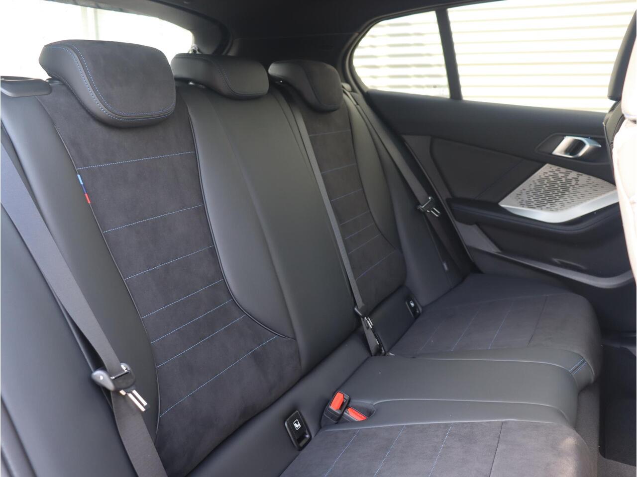 BMW 1-SERIE 5-deurs 120 | M Sportpakket | Panodak | Getint Glas | Camera | Sportstoelen | Climate Control | Verwambare Voorstoelen | 18'' LMV
