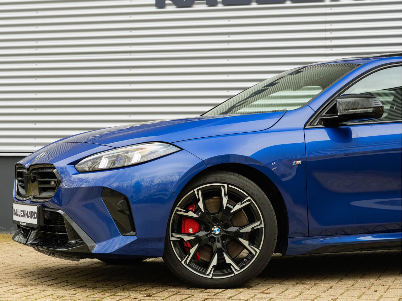 BMW 1-SERIE M135 xDrive - Pano - Memoryzetels - ACC - Stuurwiel Verwarmd - Head-up