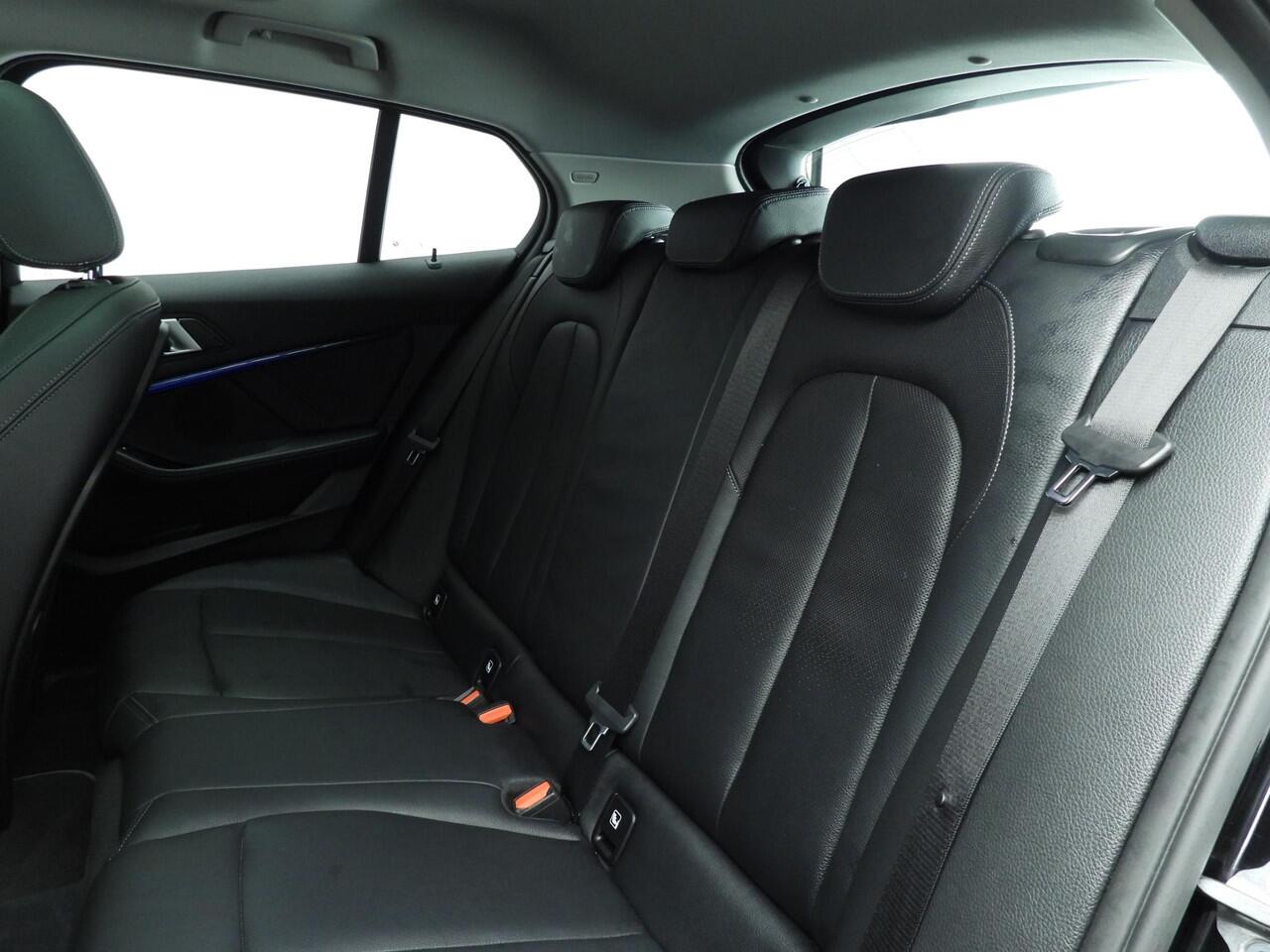 BMW 1-SERIE 5-deurs 118i | LED | Leder | HUD | Schuifdak | Active cruise | Stoelverwarming | DAB | Hifi speakers | Alu 17 inch