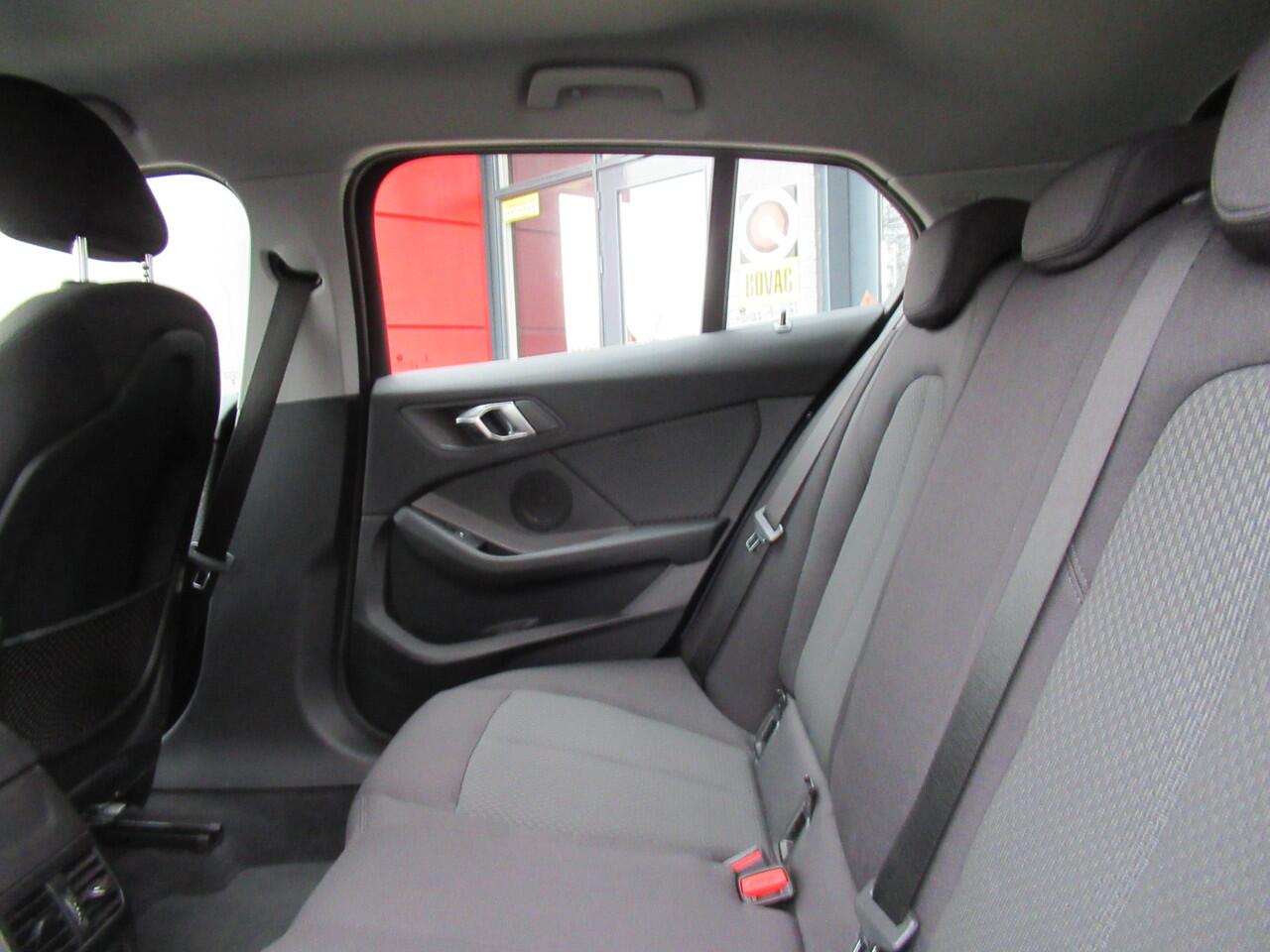 BMW 1-SERIE 118i Executive Edition Automaat. | Clima-Airco | Apple Carplay | Parkeersensoren | Incl. BOVAG Garantie | DAB+ |