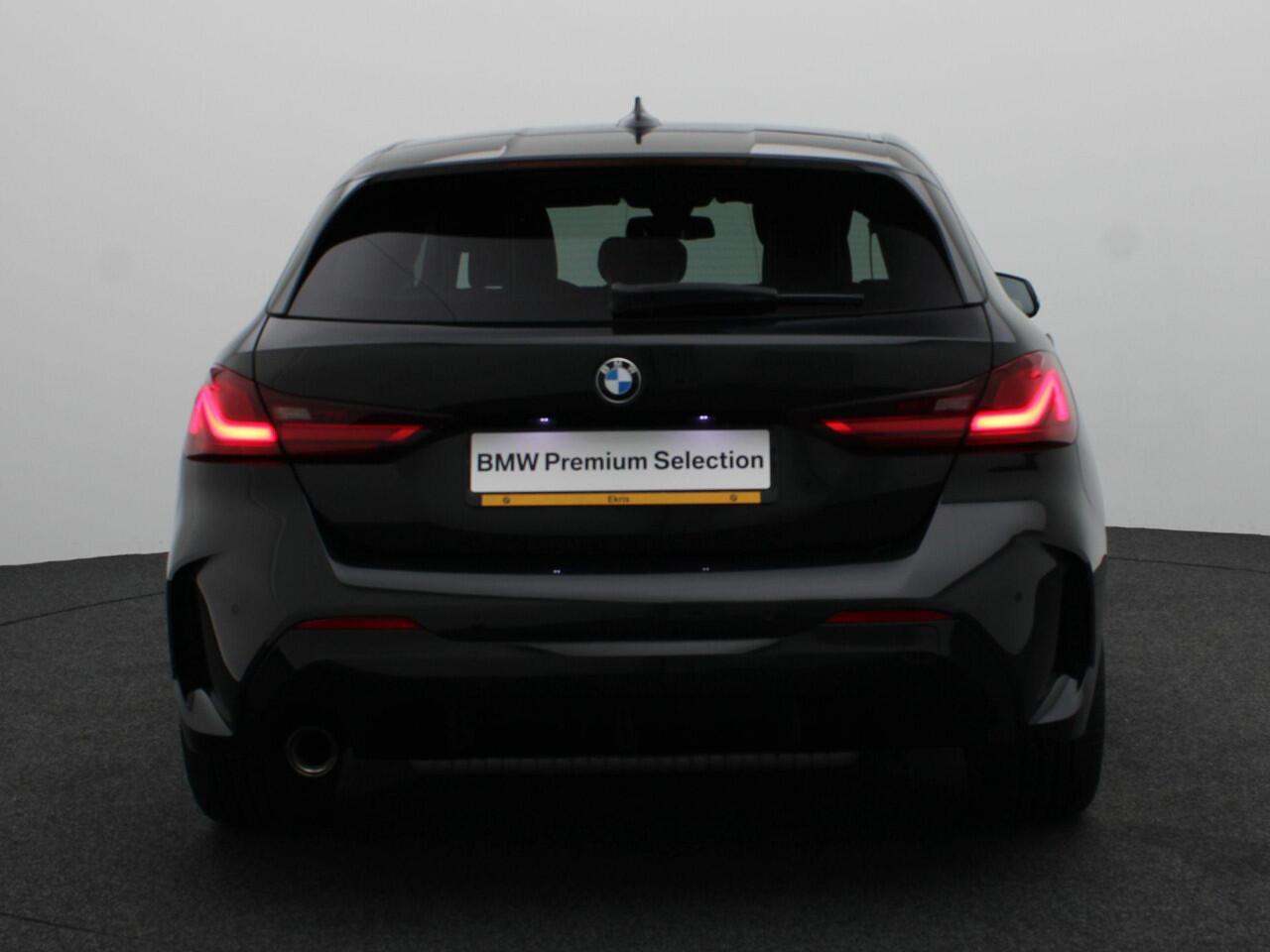 BMW 1-SERIE 5-deurs 118i Executive | M Sportpakket | Stuurwielrand verwarmd | Live Cockpit Professional | HIFI | 18"