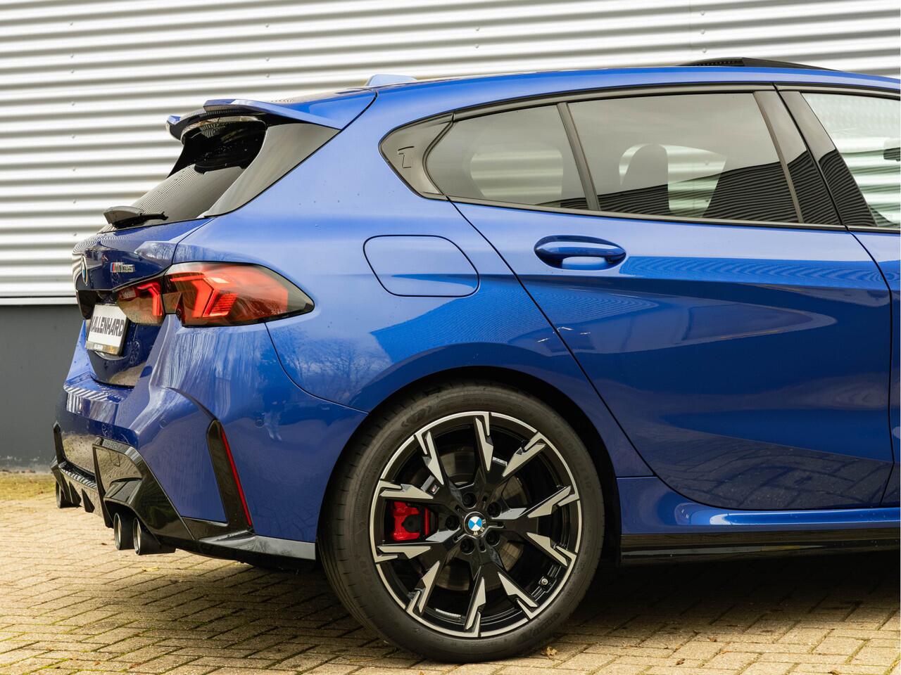 BMW 1-SERIE M135 xDrive - Pano - Memoryzetels - ACC - Stuurwiel Verwarmd - Head-up