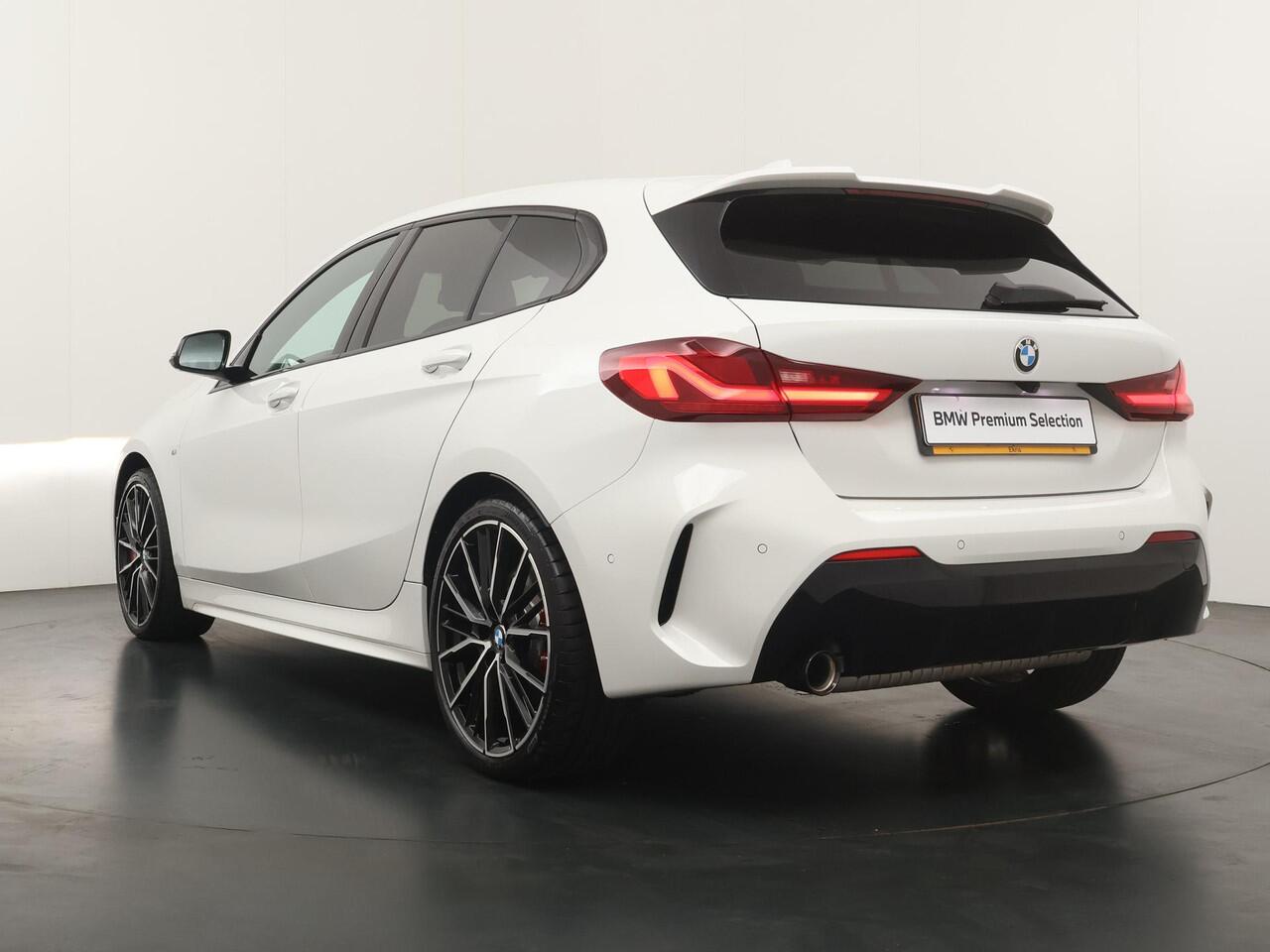 BMW 1-SERIE 118i | M Sport Pro | 19inch | Panoramadak |