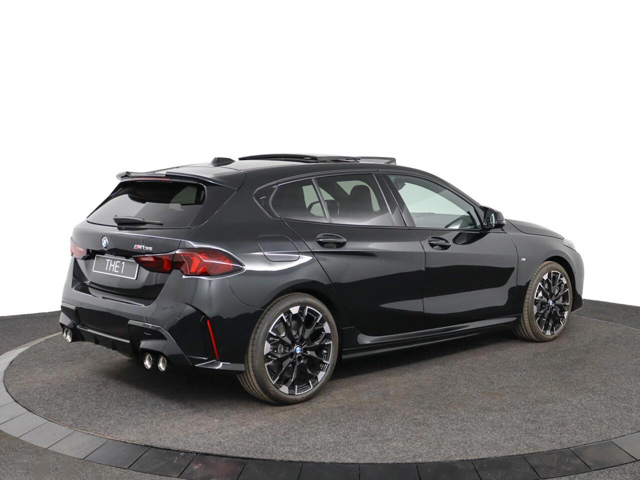 BMW 1-SERIE M135i xDrive Full Options | Elektr. Verst. Stoelen | Panoramadak | Sportstoelen Pro | Harman/Kardon | Head Up