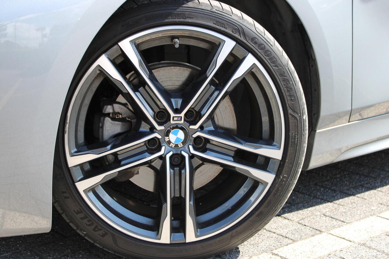 BMW 1-SERIE 118i High Executive M Sport automaat / Panoramadak / Sportstoelen / Comfort Access / LED / M Sportonderstel / Live Cockpit Professional