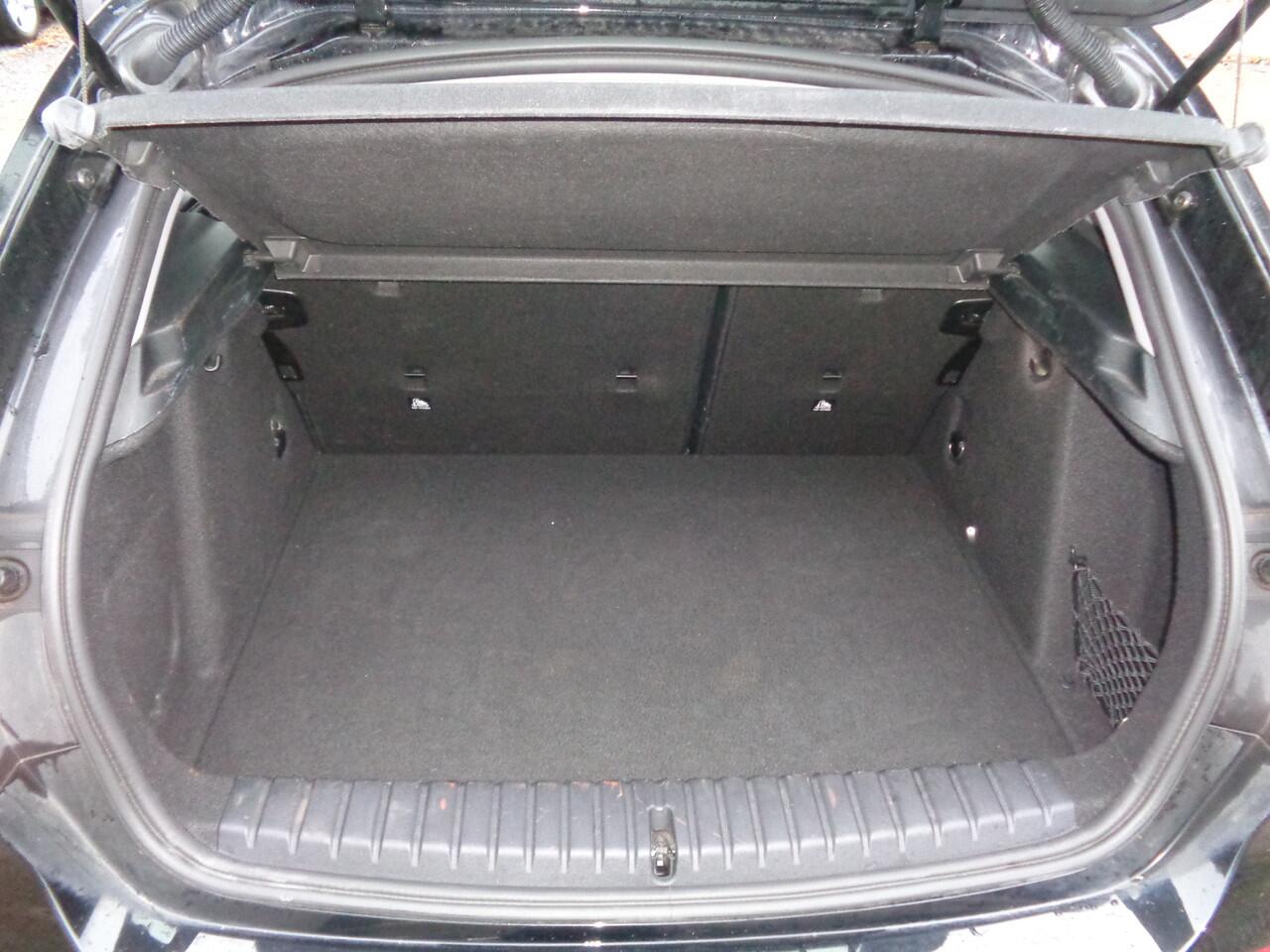 BMW 1-SERIE 116i Business Edition Automaat, ECC, Digidash, LMV, Led, Navigatie, Carplay/android auto