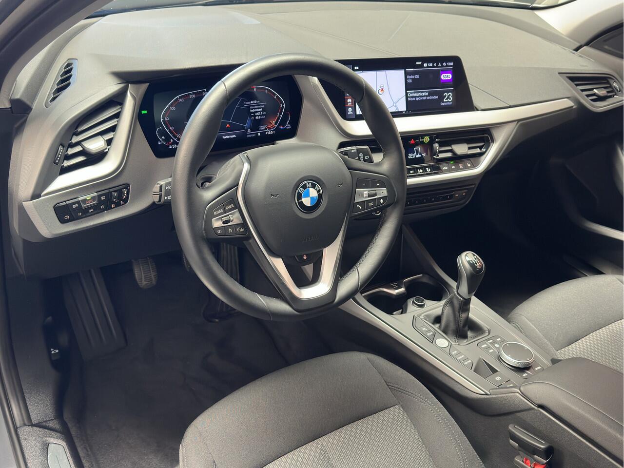 BMW 1-SERIE 116 NIEUWSTAAT !!! NAVIGATIE CRUISE CONTROL STOEL EN STUURVERWARMING APPLE CARPLAY/ANDROID ACHTERUITRIJCAMERA PDC ZEER MOOI !! 3010