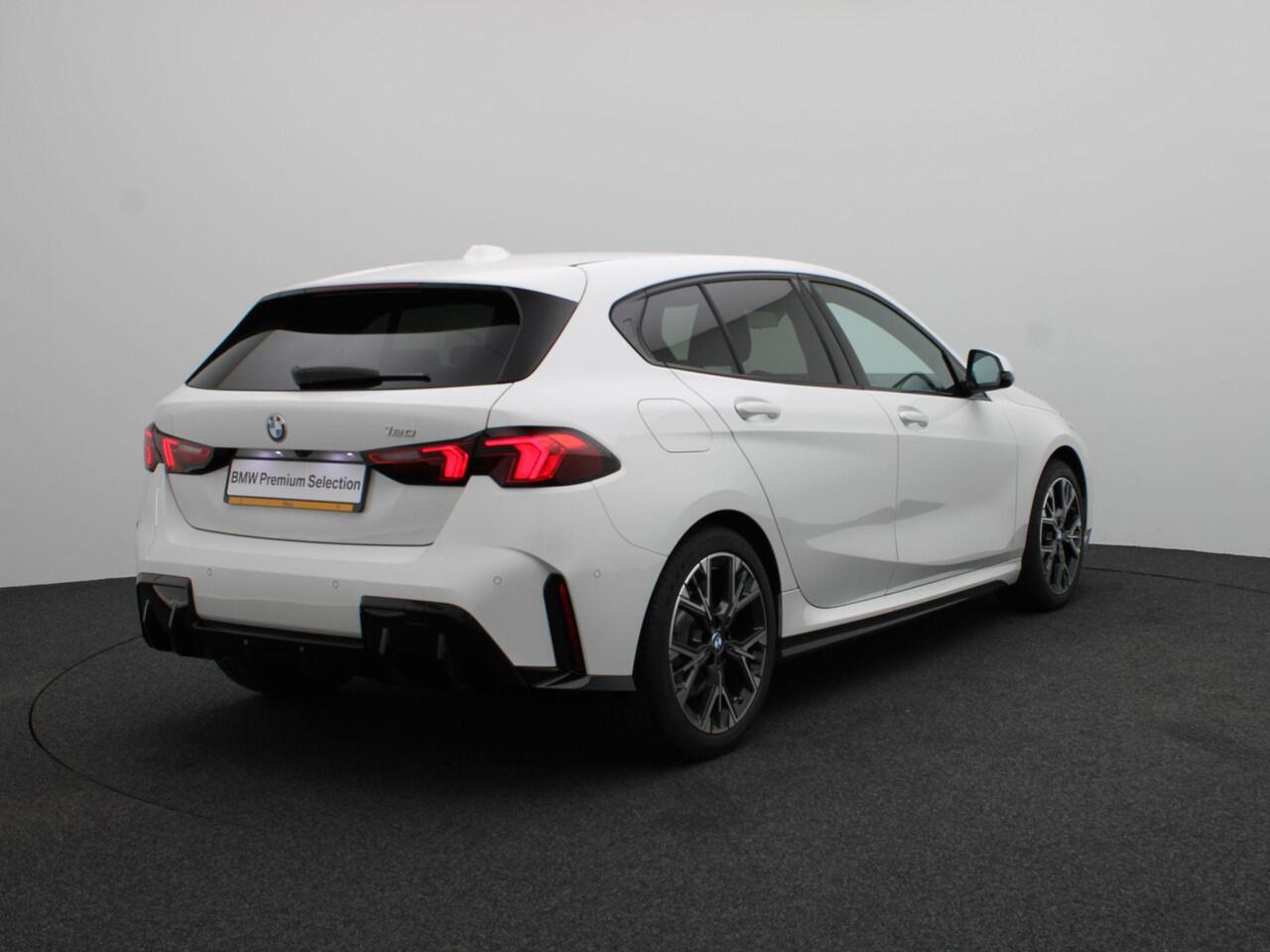 BMW 1-SERIE 120 M Sportpakket | Premium Pack | Achteruitrijcamera | Driving Assistant | Parking Assistant | 18''