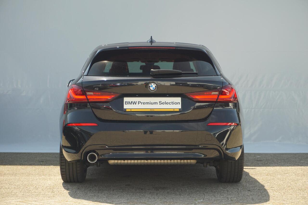 BMW 1-SERIE 118i High Executive Sport Line 18'' / HiFi / Verwarmde voorstoelen / Sportstoelen