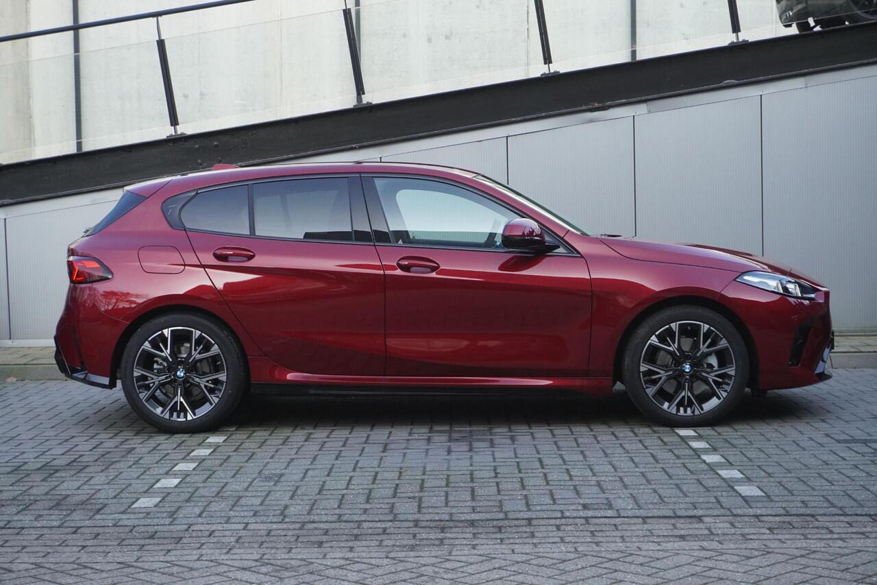BMW 1-SERIE 120 M Sportpakket | Stuurwielrand verwarmd | Harman-Kardon sound system | BMW Head-Up Display | Parking Assistant Plus | Extra getint glas in achterportierruiten en achterruit
