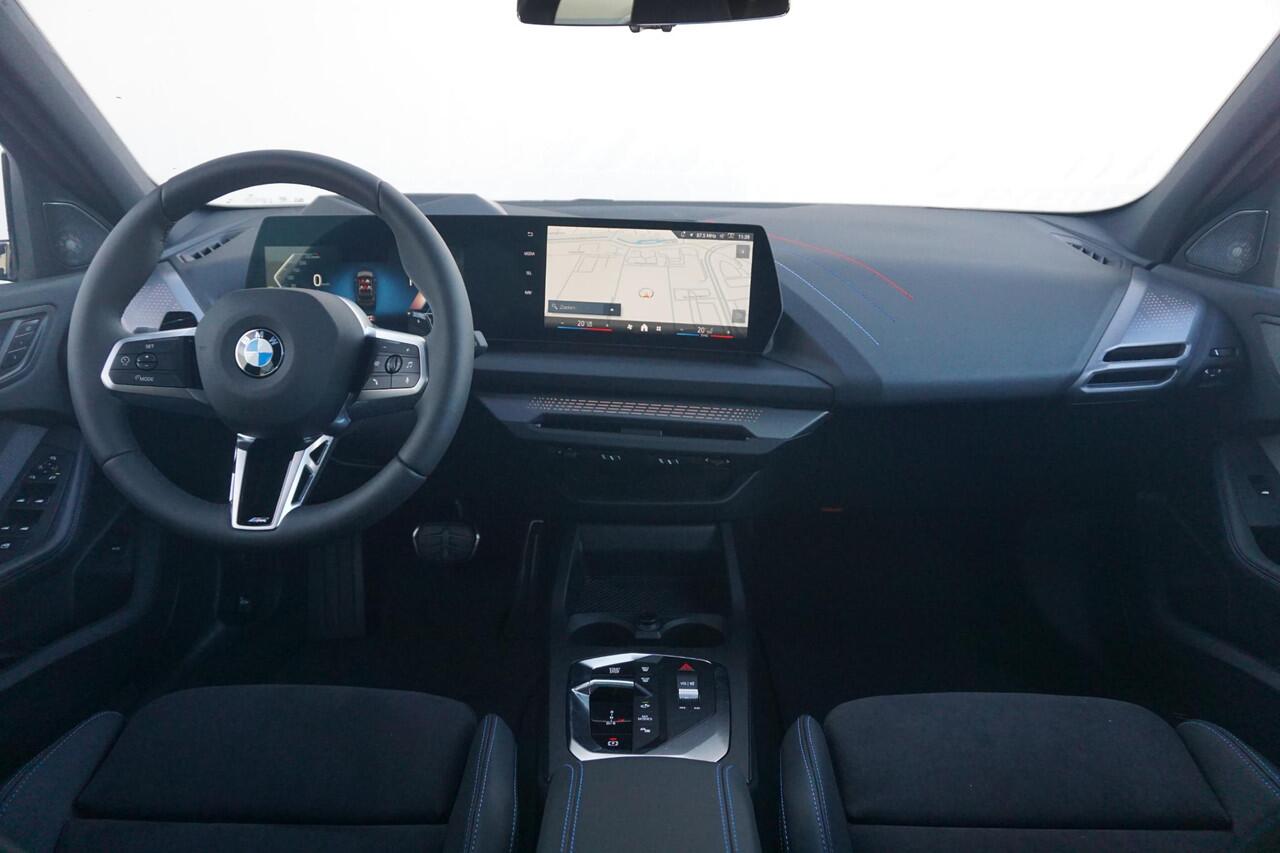 BMW 1-SERIE 120 M Sportpakket Pro 19'' / Harman Kardon / Elektrisch verstelbare stoelen / Panoramadak