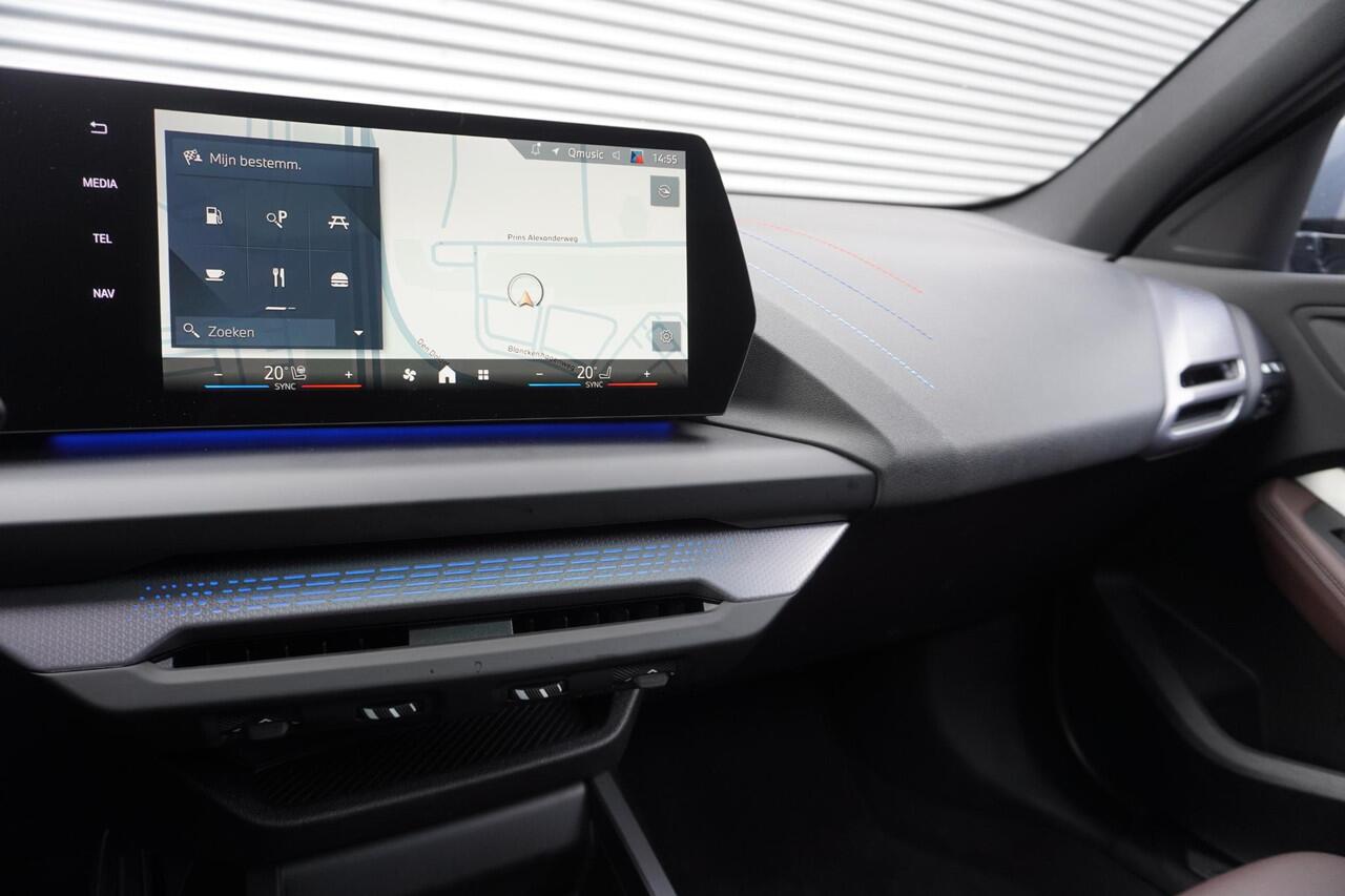 BMW 1-SERIE 120 M Sportpakket Pro | Innovation Pack | 18 inch LM M Y-spaak | Glazen panoramadak | BMW Head-Up Display | Parking Assistant Plus