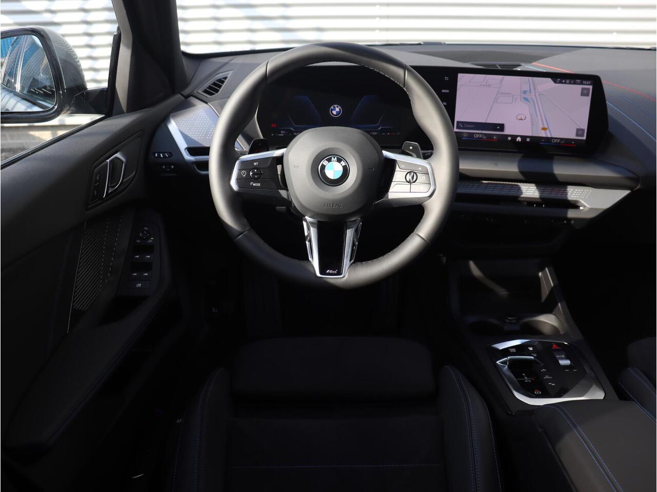 BMW 1-SERIE 5-deurs 120 | M Sportpakket | Panodak | Getint Glas | Camera | Sportstoelen | Climate Control | Verwambare Voorstoelen | 18'' LMV