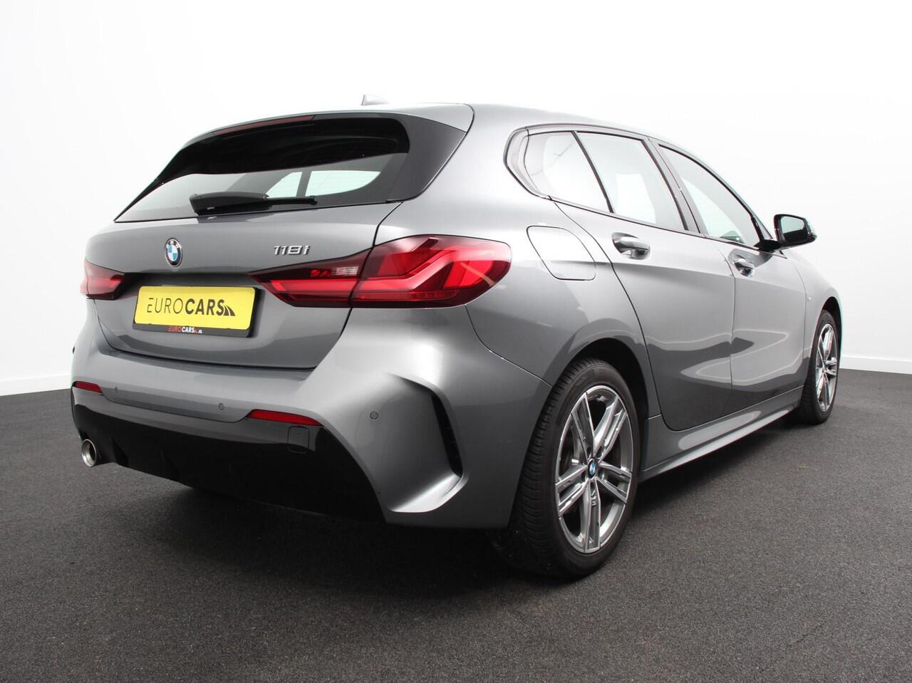 BMW 1-SERIE 118i M-Sport Climate Control Cruise control Stoelverwarming LED Parkeersensoren Apple carplay / Andriod auto Navigatie