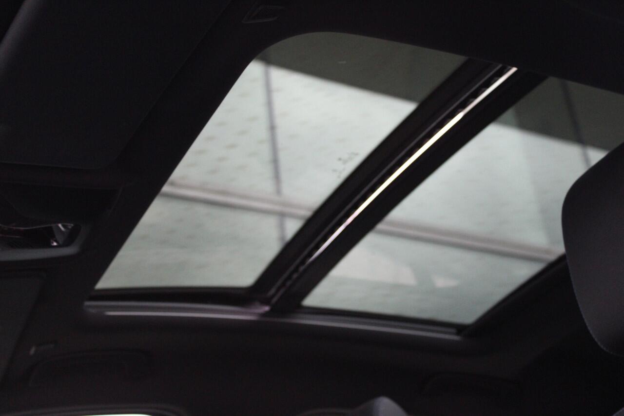 BMW 1-SERIE 118i M Sport Automaat / Panoramadak / Sportstoelen / Achteruitrijcamera / LED / Live Cockpit Professional / M Sportonderstel