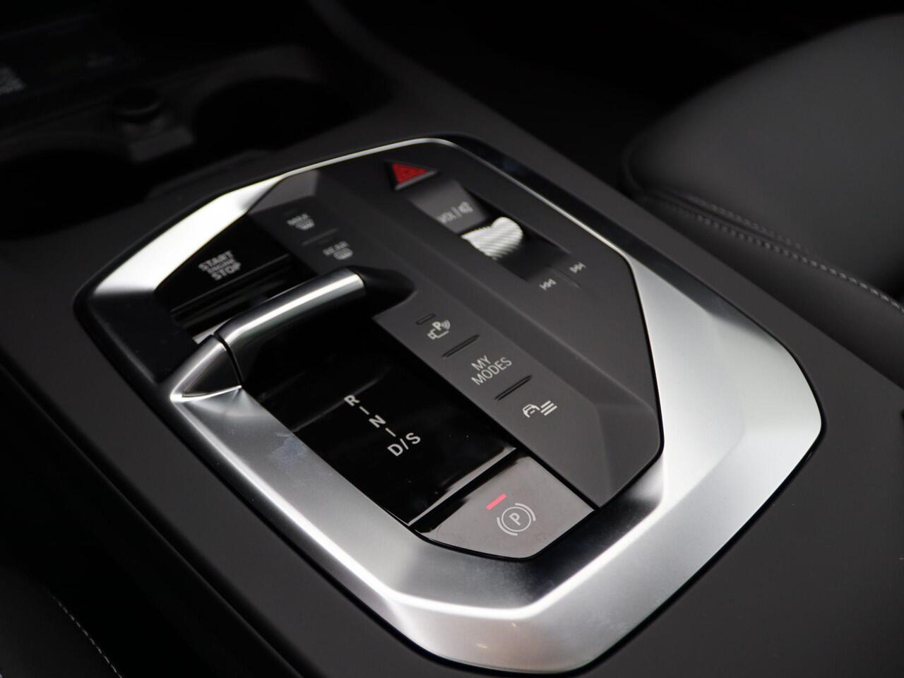 BMW 1-SERIE 120 M Sportpakket Pro | Premium Pack | Stuurwielrand Verwarmd | M Adaptief onderstel | Comfort Access | Panoramadak | Elektrisch Verstelbare Sportstoelen | Driving Assistant Plus | Harman Kardon | 18''